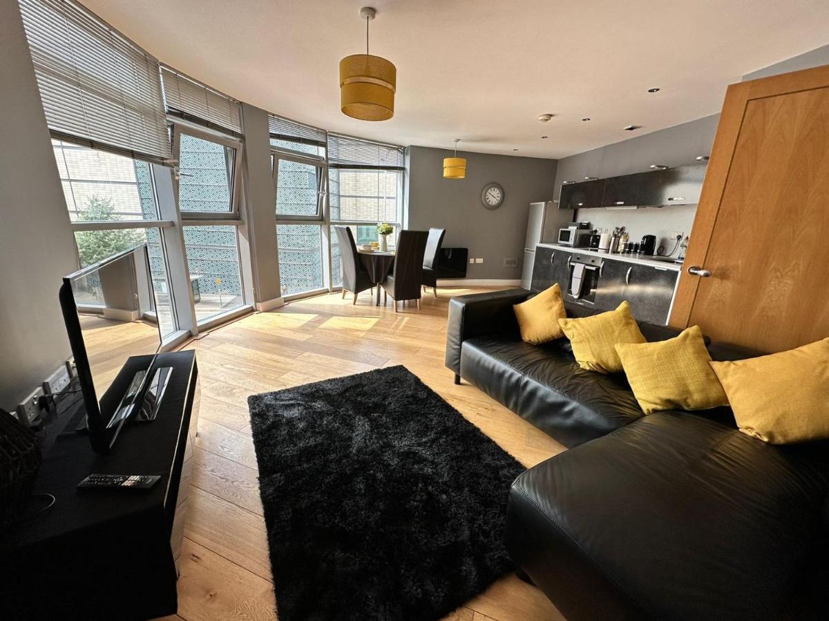 Fantastic And Modern City Centre Flat With Free Parking! Cardiff Kültér fotó
